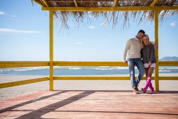 Feliz Casal Enyojing Tempo Juntos Praia Durante Dia Outono — Fotografia de Stock