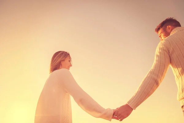 Junges Paar Hat Spaß Beim Spazierengehen Und Umarmen Strand Einem — Stockfoto