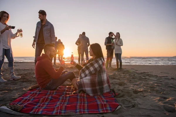 Pareja Joven Disfrutando Con Amigos Alrededor Campfire Playa Atardecer Bebiendo —  Fotos de Stock