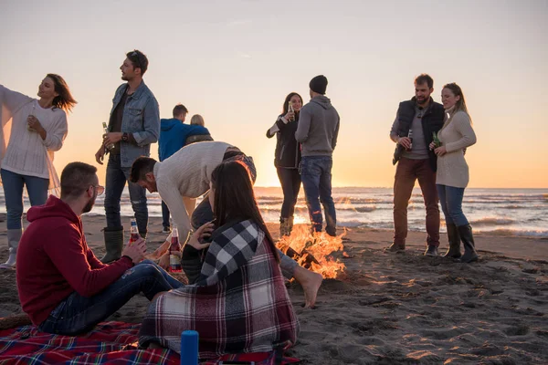 Giovane Coppia Godendo Con Gli Amici Intorno Fuoco Sulla Spiaggia — Foto Stock