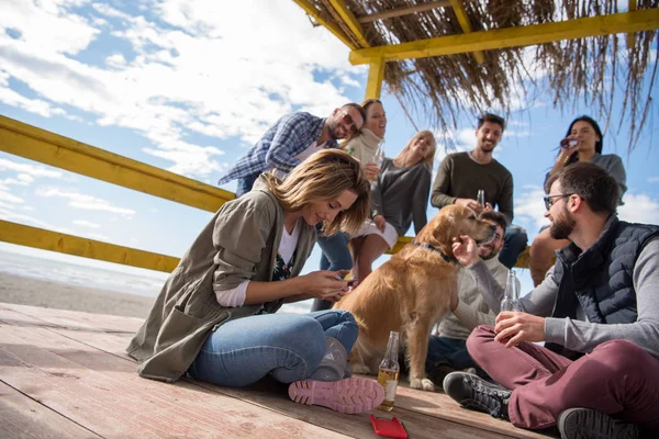 Grupo Feliz Amigos Saindo Casa Praia Divertindo Bebendo Cerveja Dia — Fotografia de Stock