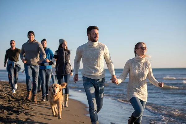 Група Молодих Друзів Проводить День Разом Бігаючи Пляжі Осінній День — стокове фото