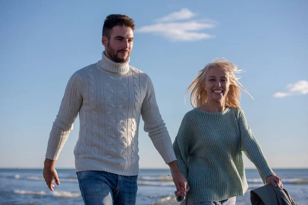 Jovem Casal Divertindo Andando Abraçando Praia Durante Outono Dia Ensolarado — Fotografia de Stock