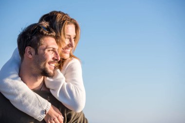 Erkekler, sonbahar zamanı, Sunset By The Sea 'de sevgilisine sırt sırta biniyor.