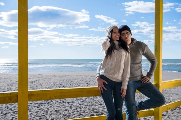 Feliz Casal Enyojing Tempo Juntos Praia Durante Dia Outono — Fotografia de Stock