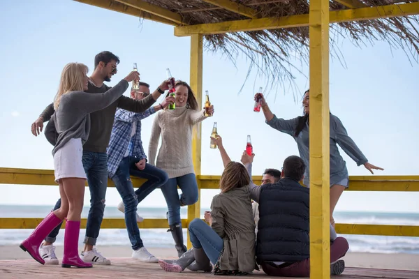 Happy Group Friends Hanging Out Beach House Having Fun Drinking — Stock Photo, Image