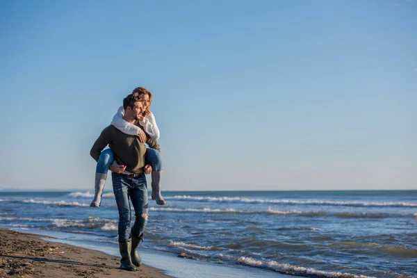 Mannen Geven Piggy Terug Rides Naar Zijn Vriendin Bij Zonsondergang — Stockfoto