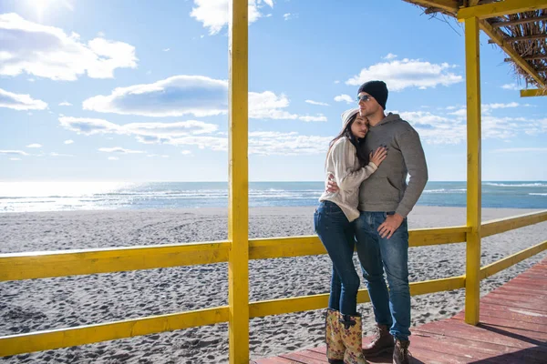 Feliz Pareja Enyojing Tiempo Juntos Playa Durante Día Otoño —  Fotos de Stock