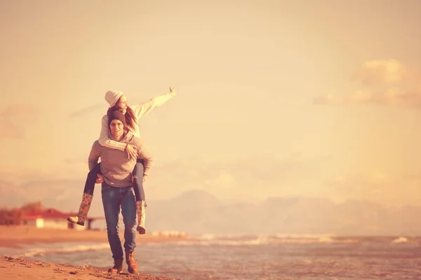 Men Giving Piggy Back Rides His Girlfriend Sunset Sea Autumn — Stock Photo, Image