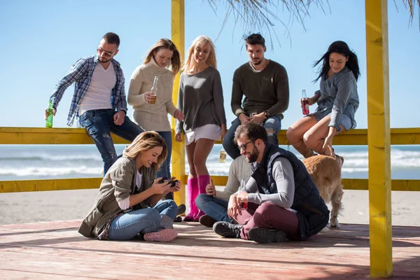 Happy Group Friends Spędzają Czas Beach House Bawiąc Się Pijąc — Zdjęcie stockowe