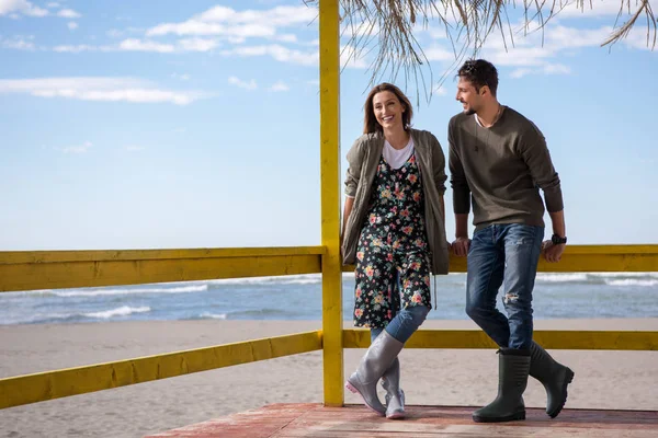 Gelukkig Paar Enyojing Tijd Samen Het Strand Tijdens Herfstdag — Stockfoto