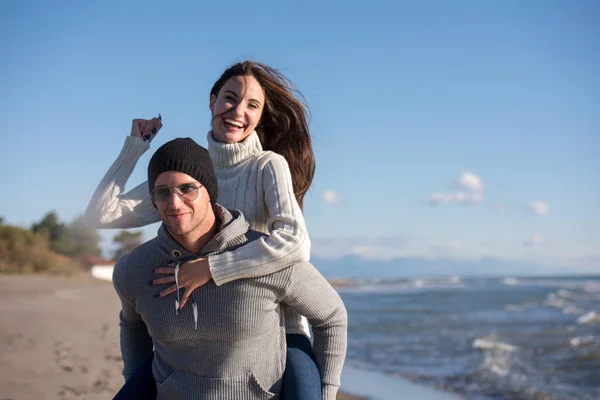 Hombres Dando Cerdito Espalda Monta Novia Atardecer Por Mar Otoño —  Fotos de Stock