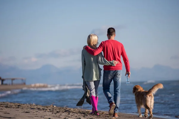 Pareja Corriendo Playa Sosteniendo Sus Manos Con Perro Día Autmun — Foto de Stock