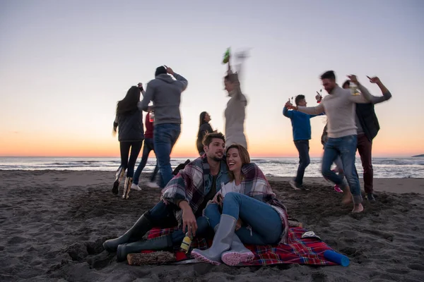 Casal Jovem Curtindo Com Amigos Redor Fogueira Praia Pôr Sol — Fotografia de Stock