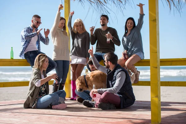 Grupo Feliz Amigos Saindo Casa Praia Divertindo Bebendo Cerveja Dia — Fotografia de Stock