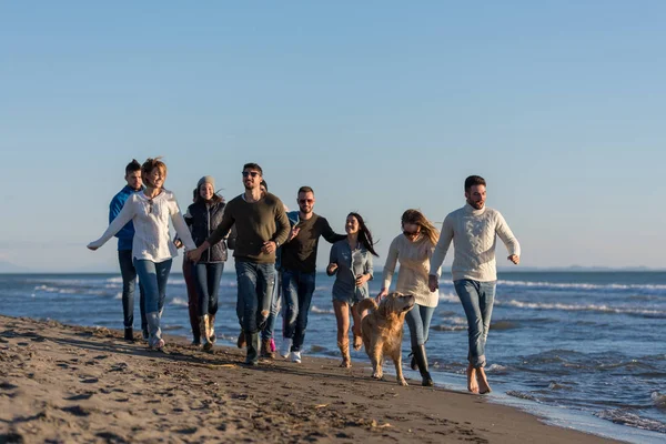 Grupa Młodych Przyjaciół Spędzających Razem Dzień Biegając Plaży Jesienny Dzień — Zdjęcie stockowe