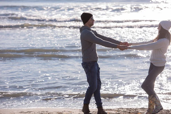 Νεαρό Ζευγάρι Που Διασκεδάζουν Περπατώντας Και Αγκαλιάζοντας Στην Παραλία Κατά — Φωτογραφία Αρχείου