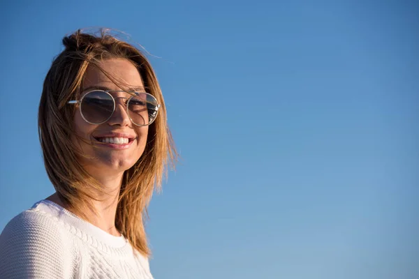 Jeune Femme Sur Plage Fille Profite Chaude Journée Automne Portrait — Photo