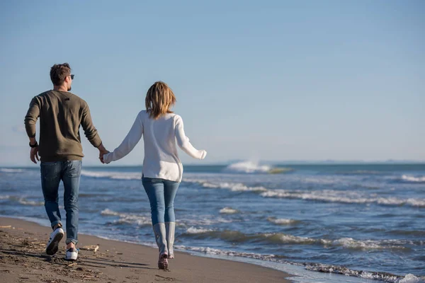 Giovane Coppia Divertendosi Camminando Abbracciandosi Sulla Spiaggia Durante Giornata Sole — Foto Stock