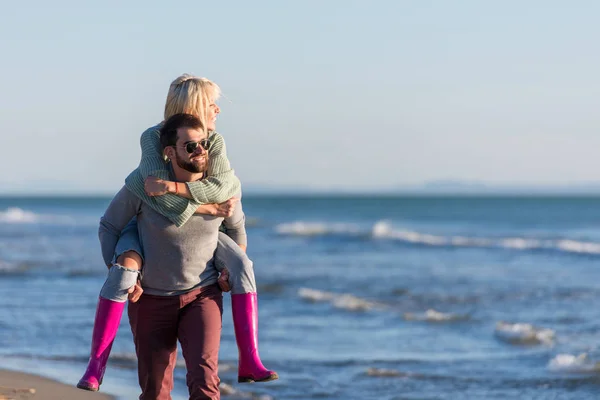 Men Giving Piggy Back Rides His Girlfriend Sunset Sea Autumn — Stock Photo, Image