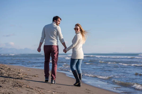 Pareja Joven Divirtiéndose Caminando Abrazándose Playa Durante Día Soleado Otoño —  Fotos de Stock