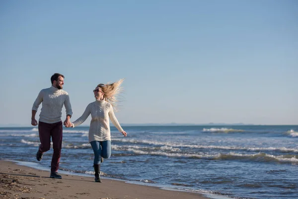 Pareja Joven Divirtiéndose Caminando Abrazándose Playa Durante Día Soleado Otoño — Foto de Stock