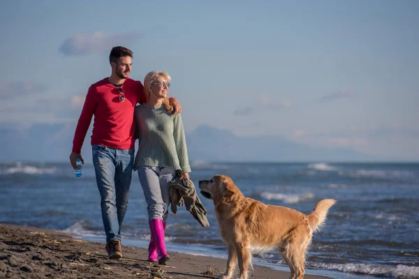 Pareja Corriendo Playa Sosteniendo Sus Manos Con Perro Día Autmun —  Fotos de Stock