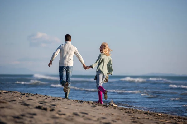 Giovane Coppia Divertendosi Camminando Abbracciandosi Sulla Spiaggia Durante Giornata Sole — Foto Stock