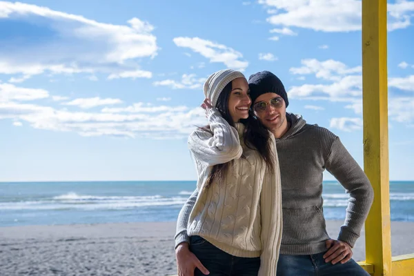 Feliz Casal Enyojing Tempo Juntos Praia Durante Dia Outono — Fotografia de Stock