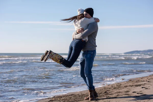 Pareja Joven Divirtiéndose Caminando Abrazándose Playa Durante Día Soleado Otoño —  Fotos de Stock