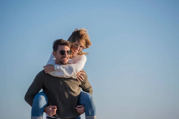 Hombres Dando Cerdito Espalda Paseos Novia Atardecer Por Mar Otoño —  Fotos de Stock