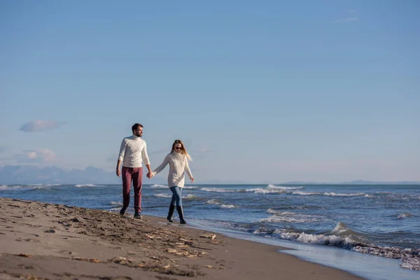 Junges Paar Hat Spaß Beim Spazierengehen Und Umarmen Strand Einem — Stockfoto