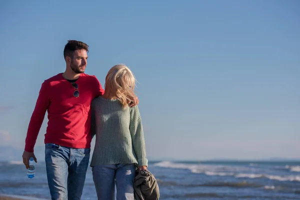 Pareja Joven Divirtiéndose Caminando Abrazándose Playa Durante Día Soleado Otoño —  Fotos de Stock