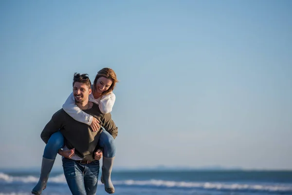 Hombres Dando Cerdito Espalda Paseos Novia Atardecer Por Mar Otoño —  Fotos de Stock