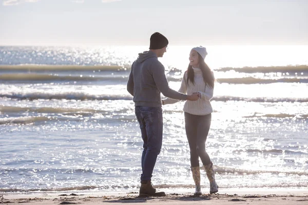 Pareja Joven Divirtiéndose Caminando Abrazándose Playa Durante Día Soleado Otoño —  Fotos de Stock