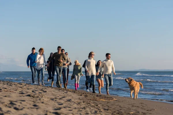 Grupo Jovens Amigos Passar Dia Juntos Correndo Praia Durante Dia — Fotografia de Stock