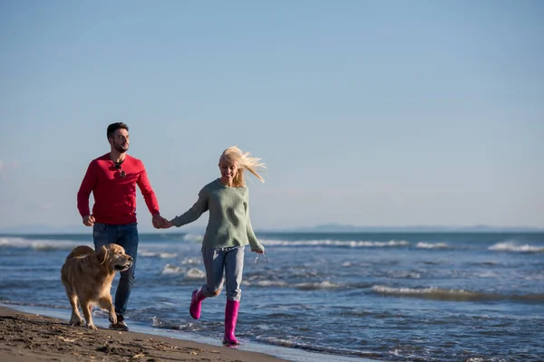Pareja Corriendo Playa Sosteniendo Sus Manos Con Perro Día Autmun —  Fotos de Stock