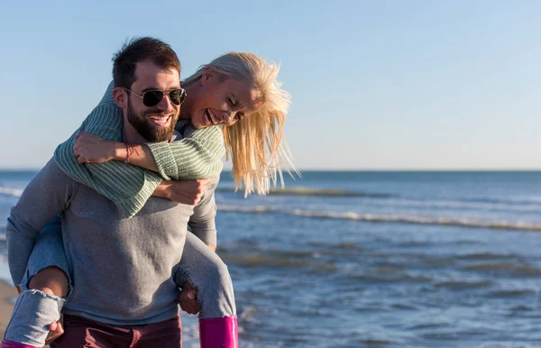 Mannen Geven Piggy Terug Rides Naar Zijn Vriendin Bij Zonsondergang — Stockfoto