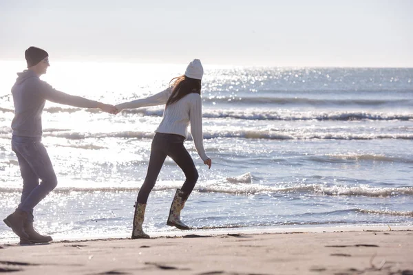Pareja Joven Divirtiéndose Caminando Abrazándose Playa Durante Día Soleado Otoño —  Fotos de Stock