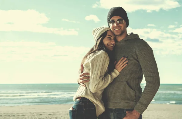 Feliz Casal Enyojing Tempo Juntos Praia Durante Dia Outono — Fotografia de Stock