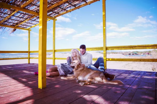 Paren Met Een Hond Genieten Van Tijd Samen Het Strand — Stockfoto