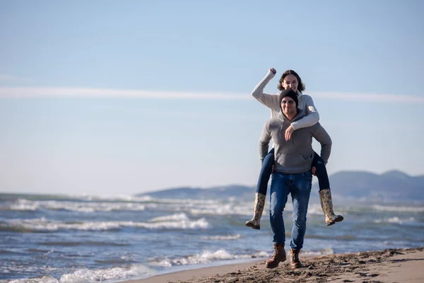 Uomini Dare Piggy Back Cavalca Sua Ragazza Tramonto Sul Mare — Foto Stock