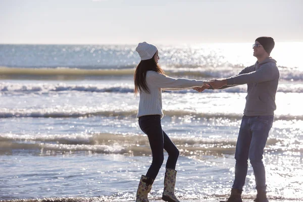 Jong Stel Hebben Plezier Wandelen Knuffelen Het Strand Tijdens Herfst — Stockfoto