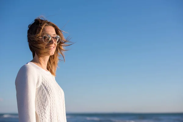 Young Woman Beach Girl Enjoying Warm Autumn Day Portrait Beautiful — Stock Photo, Image