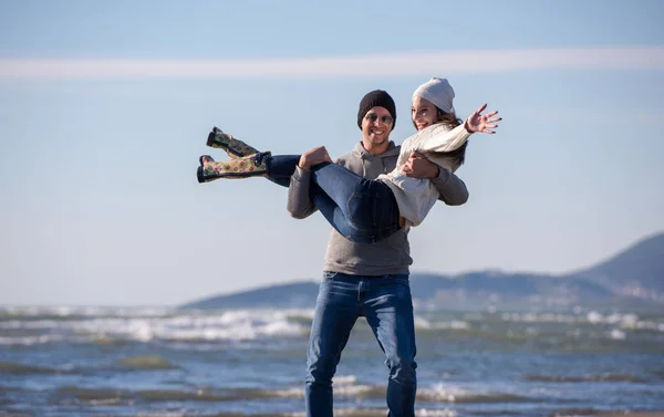 Fiatal Pár Szórakozás Séta Ölelés Strandon Ősszel Napsütéses Nap — Stock Fotó