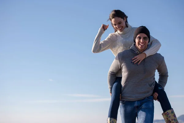 Men Giving Piggy Back Rides His Girlfriend Sunset Sea Autumn — Stock Photo, Image