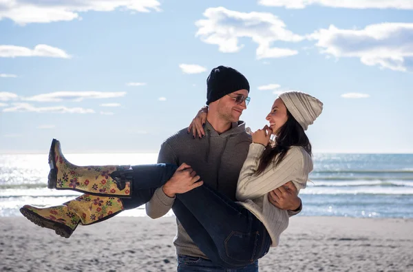Gelukkig Paar Enyojing Tijd Samen Het Strand Tijdens Herfstdag — Stockfoto