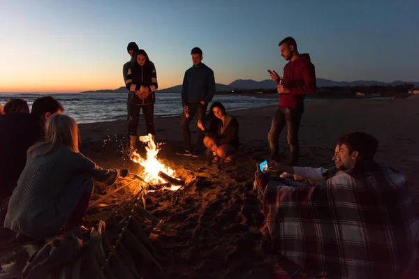 Feliz Despreocupado Jóvenes Amigos Divirtiéndose Bebiendo Cerveza Por Hoguera Playa — Foto de Stock