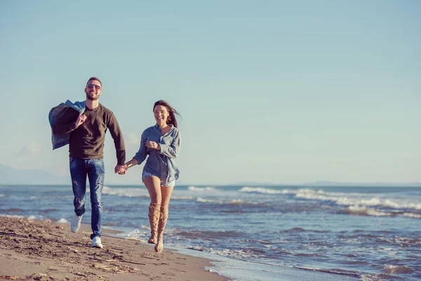 Pareja Joven Divirtiéndose Caminando Abrazándose Playa Durante Día Soleado Otoño — Foto de Stock