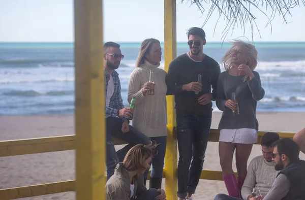 Happy Group Friends Spędzają Czas Beach House Bawiąc Się Pijąc — Zdjęcie stockowe